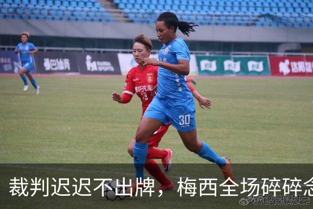 裁判迟迟不出牌，梅西全场碎碎念：这场决赛到底赢了什么西班牙队举起大力神杯的时候，镜头扫过阿根廷全队